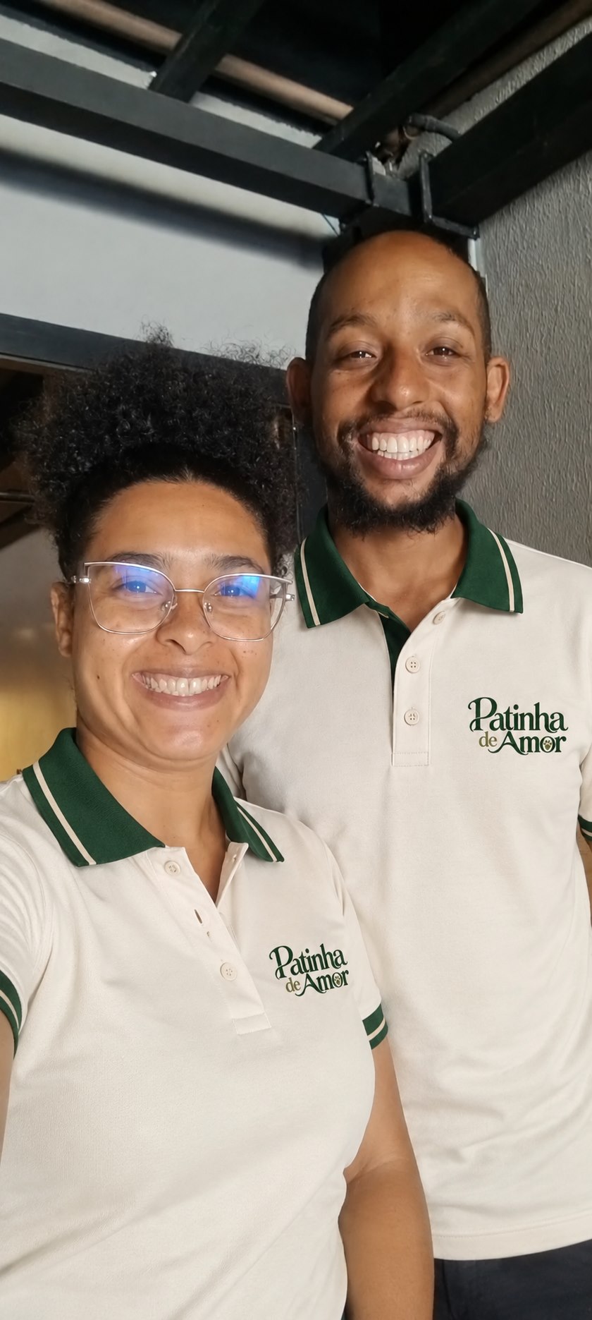 Patricia e Julio, criadores da Patinha de Amor, usando camisas com a marca da empresa